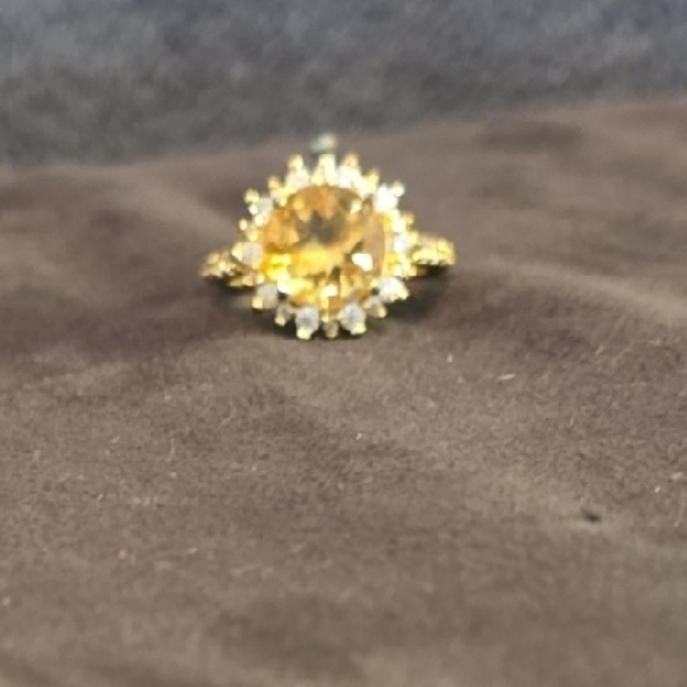 Elegant Gold and Silver Ring with Gemstone - Picture 4 of 4